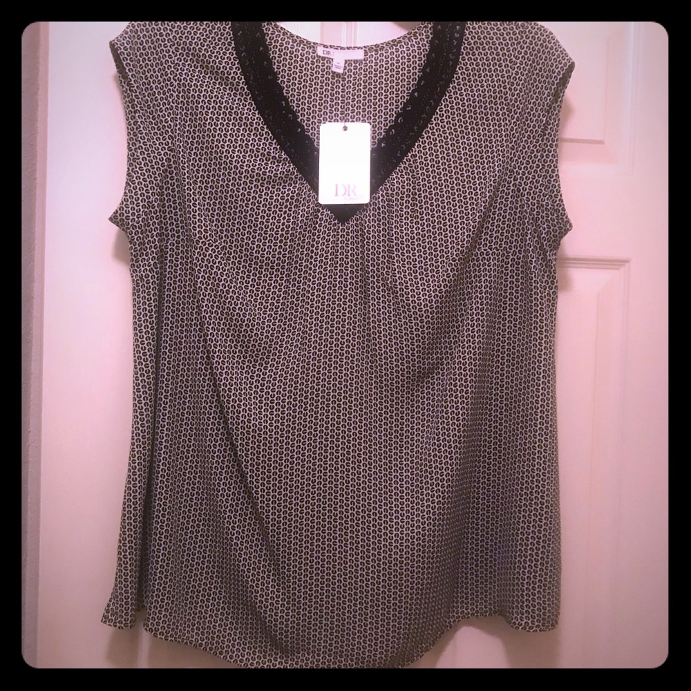 Black and white short sleeve top